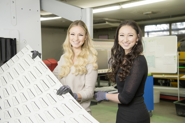 Bild: Fischer 
 Die Spenglermeisterinnen Kerstin (links) und Katrin Hammer fertigen Profile in der Werkstatt