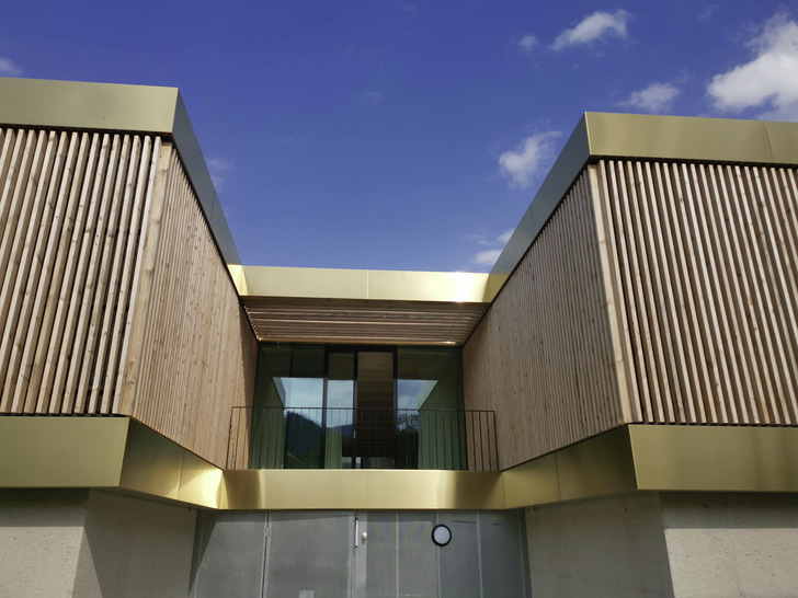 Sockel- und Attikablenden bestehen aus gefärbtem Edelstahl des Typs T22 Hairline Prestige Gold der Marke Rimex