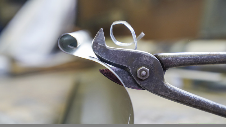 Verformungsfrei: Der Schnitt gelingt, ohne die Rinne zu verdrehen bzw. zu verformen