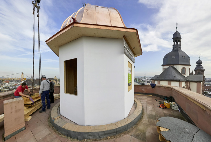 Der Observationsturm samt Kuppelgewölbe wurde passgenau vorgefertigt - © Bild: Roland Rossner
