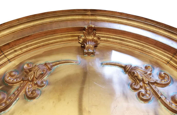 Einige der nachgebildeten Ornamente wurden bereits auf der Gaubenfrontseite über dem Fenster aufgesetzt 