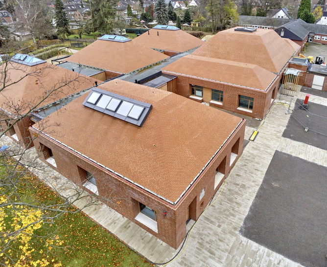 Auch oben geklinkert: Beim Neubau der Kita St. Konrad in Neuss wurde erstmals ein wasserdurchlässiges System aus dem Garten- und Landschaftsbau auf dem Dach verwendet, damit auch dort Klinkersteine verlegt werden konnten