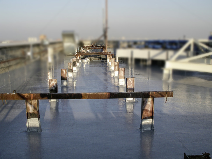 Enkopur weist eine hervorragende Haftung auf bauseits vorkommenden 
Dachoberflächen auf. Durch die Verwendung von speziellen PUR-Prepolymeren wird 
eine ausgezeichnete Witterungs– sowie Alterungsbeständigkeit erzielt