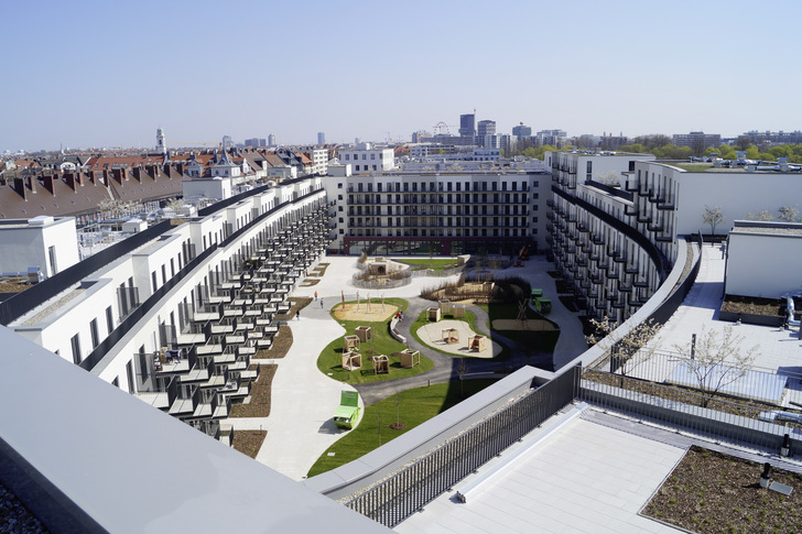 Blick vom Dach in den Innenhof der neuen Wohnanlage an der Münchner Welfenstraße 