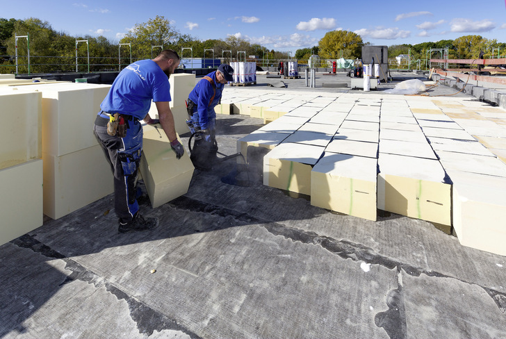 Beim Puren-Kompaktdach werden die Dämmplatten komplett mit 
Bitumen eingegossen