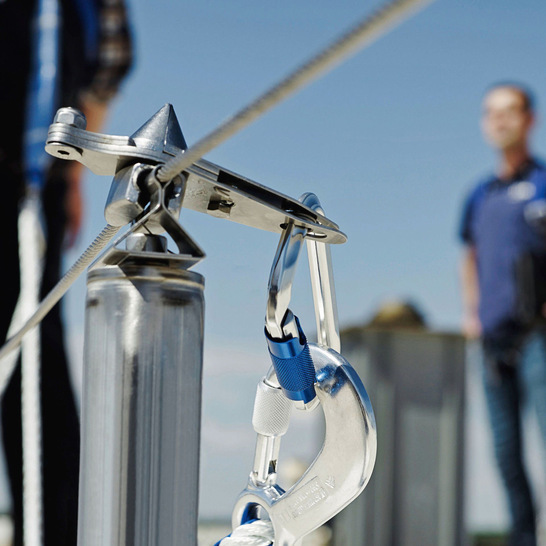 Seculine Vario aus der Serie Seil- und Schienensysteme für die Absturzsicherung von Secupohl. Das überfahrbare System ist mit einem Läuferelement ausgestattet