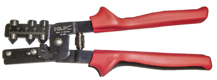 Ein einziger Druck hinterlässt bis zu drei gut sichtbare Körnerpunkte auf dem zu biegenden Blechzuschnitt. Ein umschaltbarer Anschlag erlaubt den schnellen Wechsel zwischen Unter- und Oberfalz