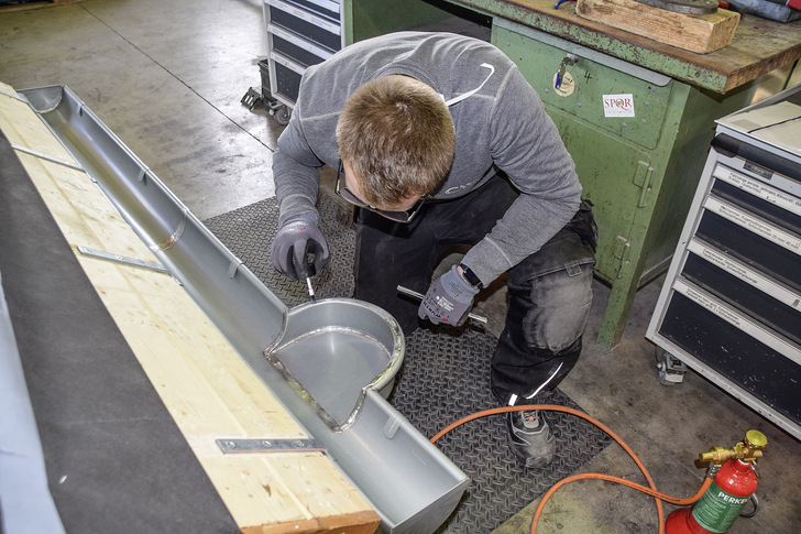 Florian Reuter aus Obedürenbach an seinem Meisterstück, das ein Jahr lang am BBZ ausgestellt werden soll