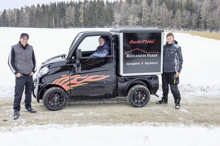 Chef Alexander Huber zusammen mit den motivierten Lehrlingen Leonhard und Niklas samt Azubi-Mobil﻿ - © Bild: Alexander Huber
