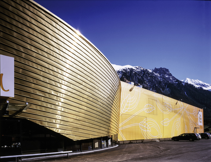 Strukturgebend: die vorgehängte Tecu-Gold-Winkelfalzfassade einer Bäckerei