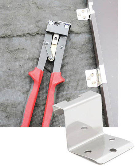 Absolut sicher und schnell: Der per Ausklinkzange hergestellte, passgenaue Einschnitt am Falz erlaubt das Einhängen des mittig zurückgekanteten Fixpunkthafts