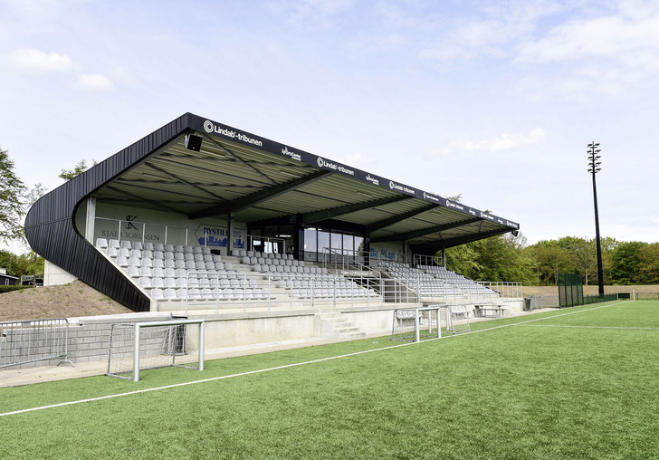 An der Tribüne kamen Stahl-Dach- und -Wandprofile des skandinavischen Herstellers Lindab zum Einsatz - © Bild: Lindab
