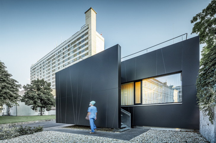 Das eigenständige Design des Anbaus macht klar: Hier funktioniert Krankenhaus anders als anderswo - © Bild: Prefa I Croce & Wir
