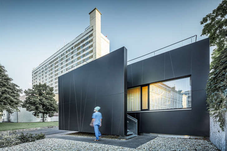 Das eigenständige Design des Anbaus macht klar: Hier funktioniert Krankenhaus anders als anderswo 