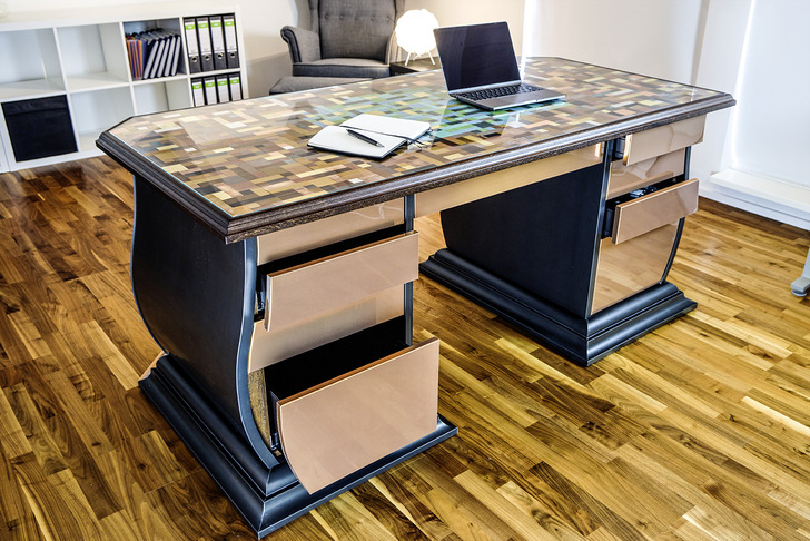 Der aufwändig gefertigte Spengler-Schreibtisch ist ein echtes Meisterwerk - © Bild: Barnreiter
