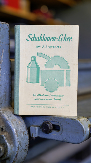 Eine immer noch gültige Anleitung, wie sich eigene Schablonen erstellen lassen - © Bilder: Eisenholz / Hachmeister & Thal
