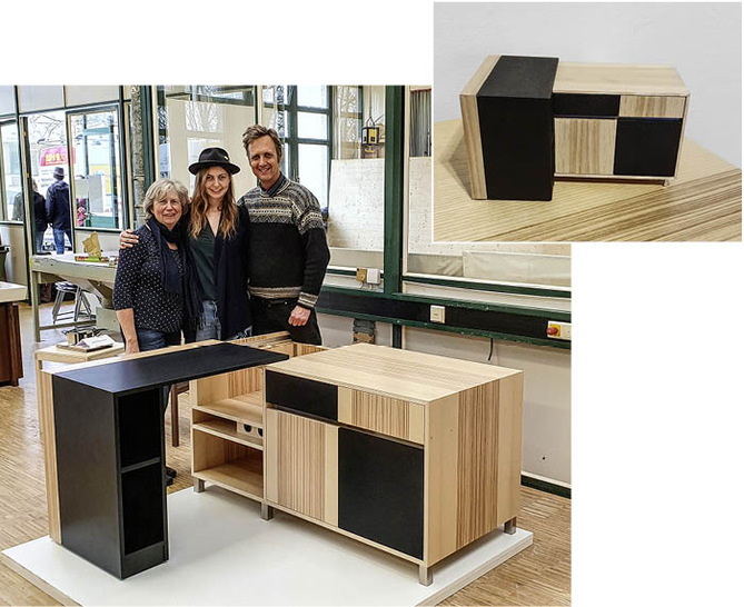 Schreinermeisterin Julia Baumann mit ihren stolzen Eltern. Das kleine Foto zeigt ein Model ihres Meisterstücks