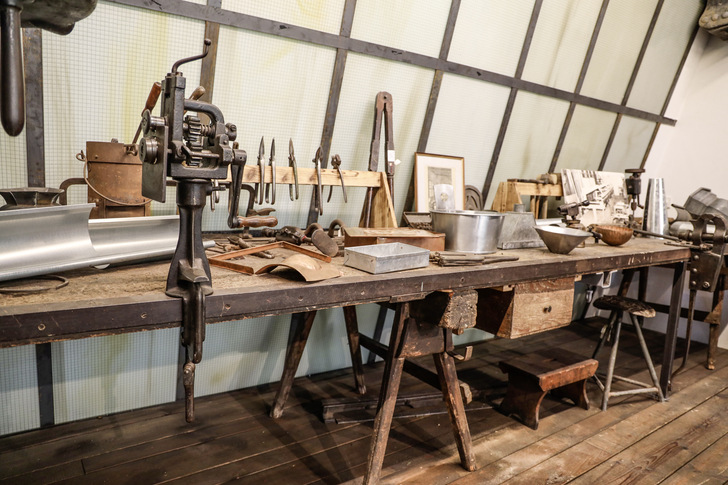 Eine historische Sickenmaschine in der Schauwerkstatt des Europäischen Klempner- und Kupferschmiede-
museums