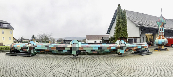 Langer Lulatsch: Der gerade Turmteil und die zwiebelförmige Turmspitze warten auf dem Hof des Fachbetriebs auf den Abtransport 