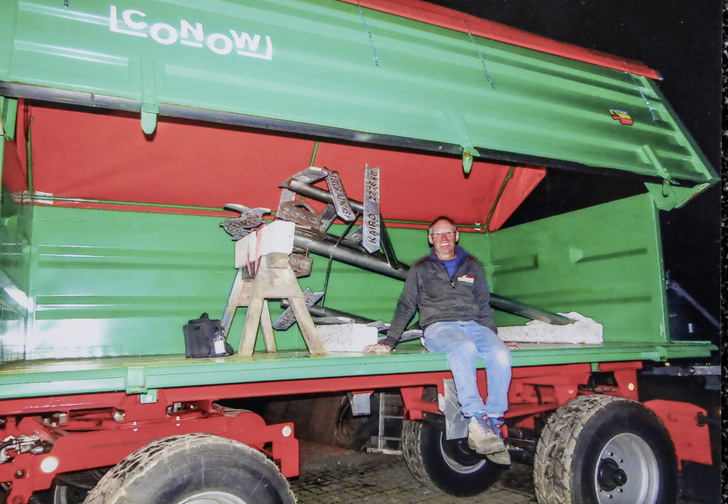 BAUMETALL-Leser Frank Meyer beim Transport des Wegweisers zum Aufstellort 