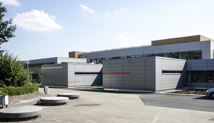 Die Fassade des Schulkomplexes wurde farblich aufgepeppt - © Bild: Knecht Ludwigsburg Planungs- und Bauleitungsgesellschaft mbH
