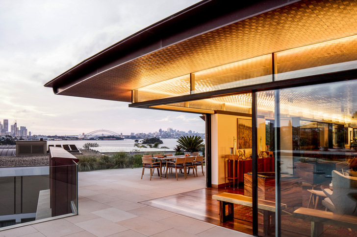 Das weltbekannte Panorama auf die Harbour Bridge in Sydney wird von der Kupferdecke scheinbar eingerahmt