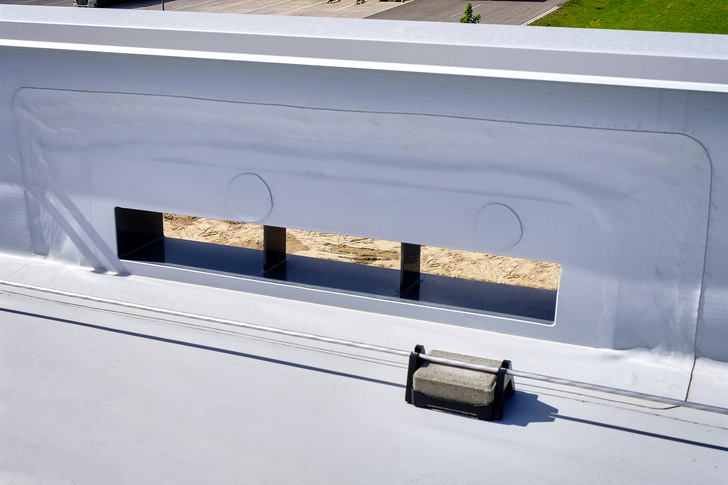 Neben den Gullys in den Flächen gehören auch Notüberläufe in den Attiken zum auf das Objekt angepassten Entwässerungssystem