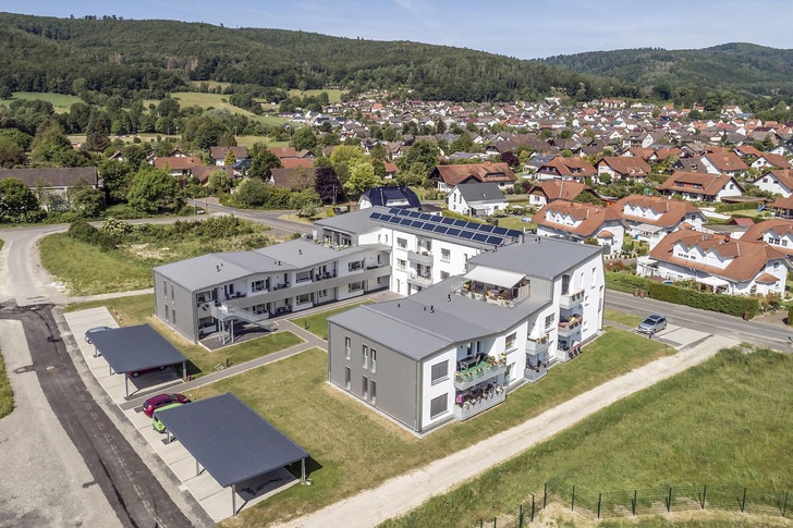 Für die Dacheindeckung und Fassadengestaltung der Wohnanlage 50plus kam das System Rib-Roof 465 von Zambelli zum Einsatz
