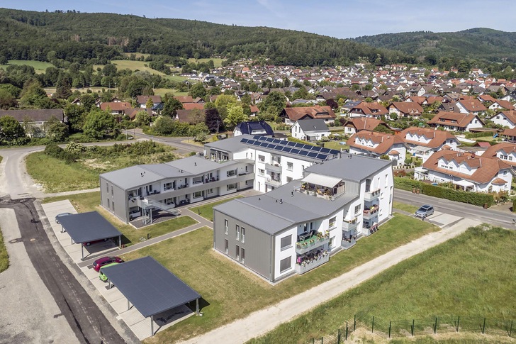 Für die Dacheindeckung und Fassadengestaltung der Wohnanlage 50plus kam das System Rib-Roof 465 von Zambelli zum Einsatz - © Bild: Constantin Meyer, Köln
