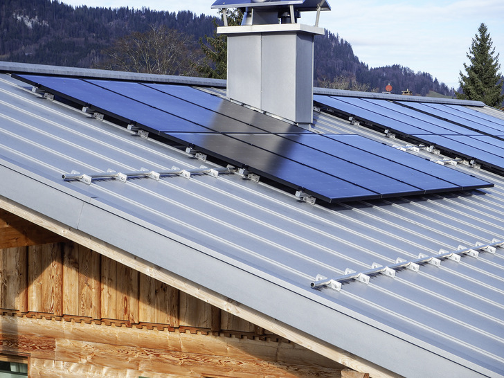 Die praxiserprobten Solarhalter für Stehfalzdächer basieren auf den Montagesystemen für Schneefangeinrichtungen - © Bild: Rees
