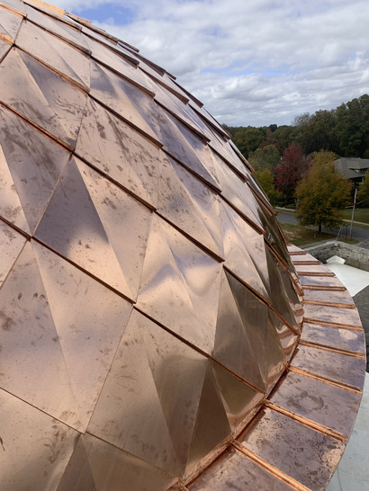 Stehfalzbekleidung auf den flach geneigten Bereichen der Kuppel