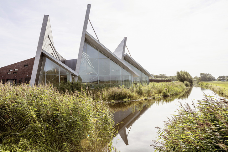 Architekt Jan Rietvink (NL Oosthuizen) realisierte das Projekt gemeinsam mit dem Team um ­Dennis Reek vom Fachbetrieb Ridder Skins for ­Buildings BV (NL Hoorn). Zum Einsatz kam dabei der Dämmstoff Puren MetalFix von der Puren GmbH in Überlingen