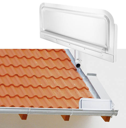 Wo sich das Niederschlagswasser in großen Mengen und mit erhöhter Geschwindigkeit einen Weg vom Dach sucht, kommt das Prallblech zum Einsatz