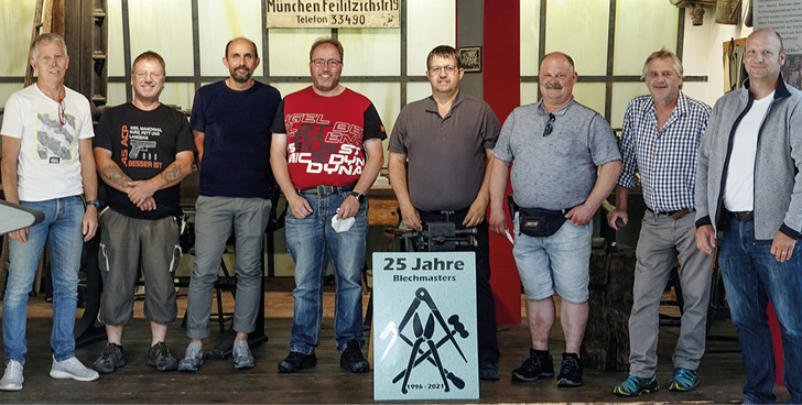 Anlässlich des 25. Jubiläums trafen sich ehemalige RMS-Blechmasters im Europäischen Klempner- und Kupferschmiedemuseum