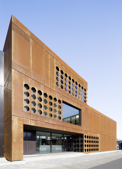 Die Fassade von Lesch Rohstoffhandel besteht aus wetterfestem Baustahl. Gefertigt und montiert hat sie der Fachbetrieb Lummel. Abgelichtet wurde die Fassadenschönheit von Architekturfotograf und Workshopleiter Stefan Meyer - © Bild: Stefan Meyer
