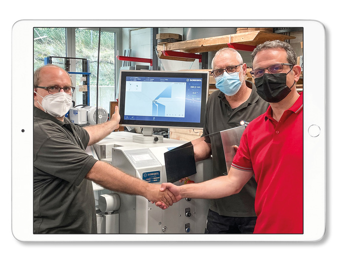 Reinhold Katterloher und Helmut Becher (beide Ausbilder, SHK-Innung München) mit Luigi Greco bei einer Schulung in der Spenglerwerkstatt der SHK-Innung München
