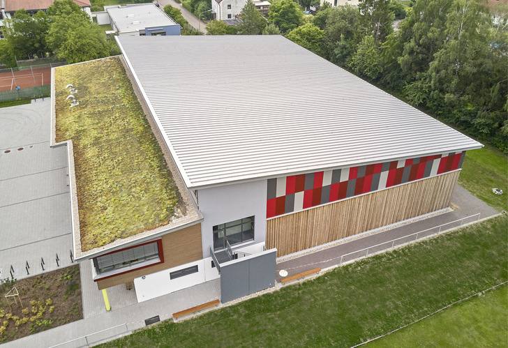 Metallbedachung der Sporthalle der Großgemeinde Mintraching im Landkreis Regensburg/Bayern