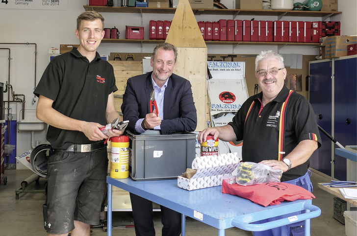 Jonas Carstens, Martin Fischer (M.A.S.C.) und Trainer Josef Bock freuen sich über die Unterstützung seitens der M.A.S.C. Bauartikel Vertriebs GmbH aus Vöhringen