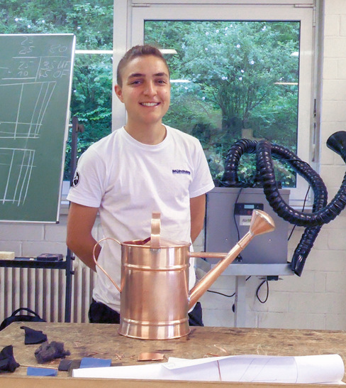 Stolz präsentiert Marvin Bellmann sein Gesellenstück