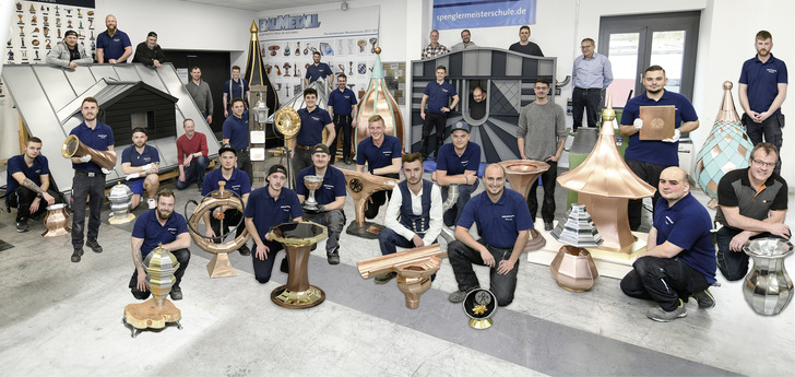 Frischgebackene Spenglermeister, Ausbilder und Mitglieder der Prüfungskommission