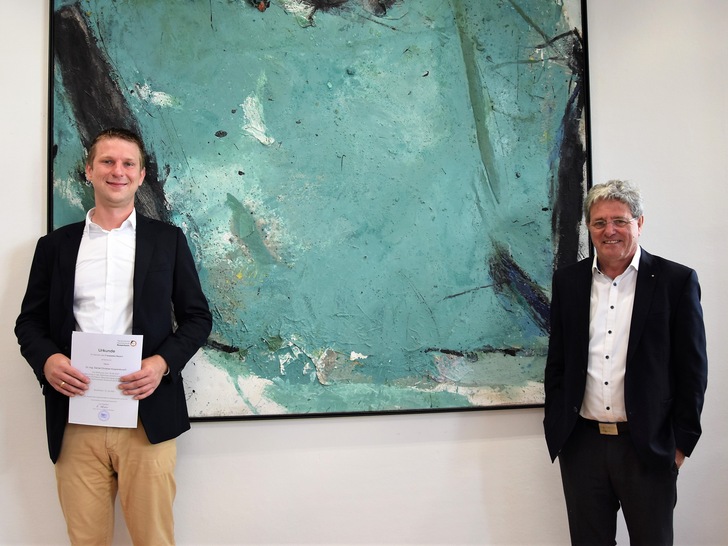 Prof. Dr.-Ing. Daniel Küppersbusch (links) bei der Vereidigung mit TH-Präsident Prof. Dr. h. c. Heinrich Köster (rechts)