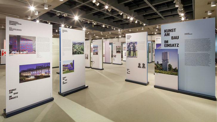 Blick in die Ausstellung „70 Jahre Kunst am Bau in Deutschland“