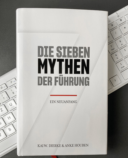 In „Die sieben Mythen der Führung. Ein Neuanfang“ decken die Autoren Kai W. Dierke und Anke Houben auf, welche längst überholten, aber immer noch tief verankerten Bilder unsere Wirtschaft und Politik prägen - © Bild: BAUMETALL / DH Publishing / Gorus Media GmbH
