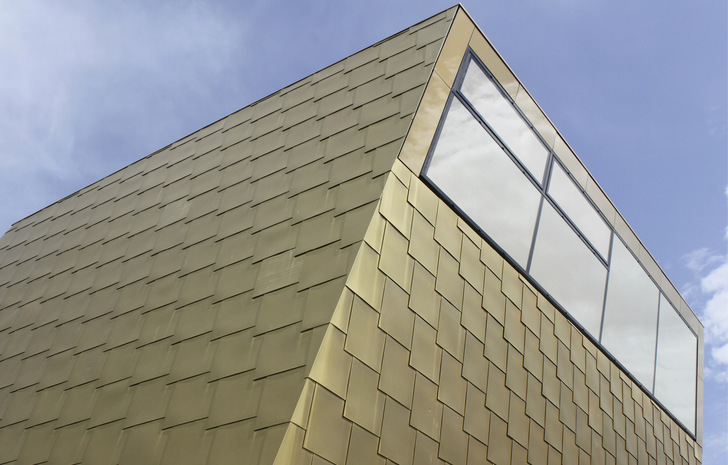 Die Bibliothek Luckenwalde fasziniert mit spannender Architektur und anspruchsvoller Metallgebäudehülle. Diese und 
weitere Metallschönheiten präsentiert die Bauklempnerei Ness auf ihrer Internetseite www.bauklempnerei-ness.de