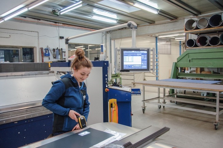 Voll integriert: Mit dem Scan des Zuschnittlabels lädt die Schröder PowerBend Professional das in der Bendex-Software hinterlegte Biegeprogramm.