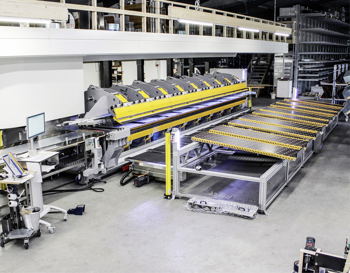 Die Anlage besteht aus drei modular einsetzbaren Automationseinheiten (automatische Blecheinzug-, Blechwende- und Blechentnahme-­Einheit) und kann von nur einem Mitarbeiter bedient werden