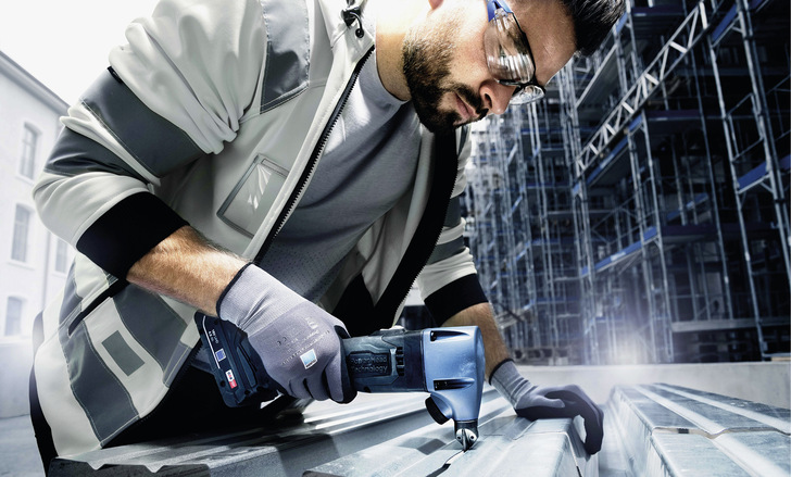 Der kabellose Profilnibbler TruTool PN 200 mit 18 V starkem LiHD-Akku