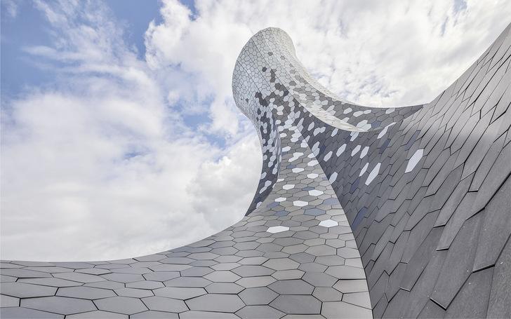 Majestätisch ragt das zeltförmige Metalldach von Knies Zauberhut in den Rapperswiler Himmel - © Bild: VM Building Solutions

