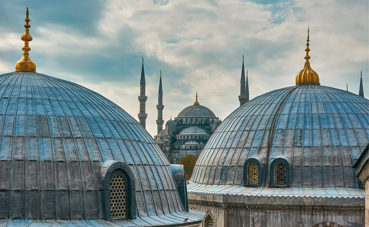 Seit Jahrhunderten sind die Bleidächer der Sultan-Ahmed-Moschee (Istanbul, Türkei) funktionstüchtig