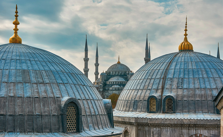Seit Jahrhunderten sind die Bleidächer der Sultan-Ahmed-Moschee (Istanbul, Türkei) funktionstüchtig - © Bild: Carsten - stock.adobe.com
